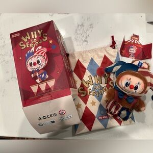 POP MART WHY SO SERIOUS
JUGGLING CLOWN LABUBU VINYL
PLUSH PENDANT